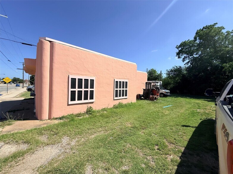 More Photos Of 1307 Conrad Hilton Blvd, Cisco Storefront For Sale