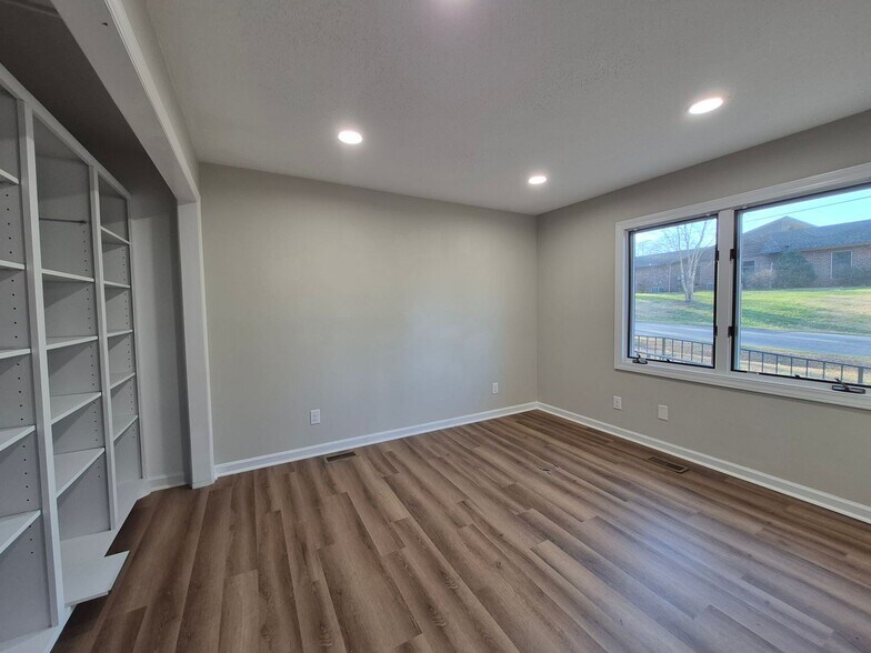 More Photos Of 1600 Elm St, Sanford Office For Lease