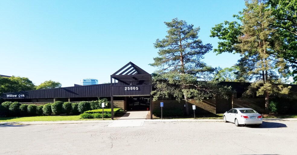 Primary Photo Of 25865 W 12 Mile Rd, Southfield Medical For Lease