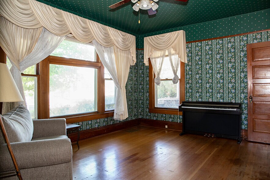 More Photos Of 139 SW I St, Grants Pass Specialty For Sale