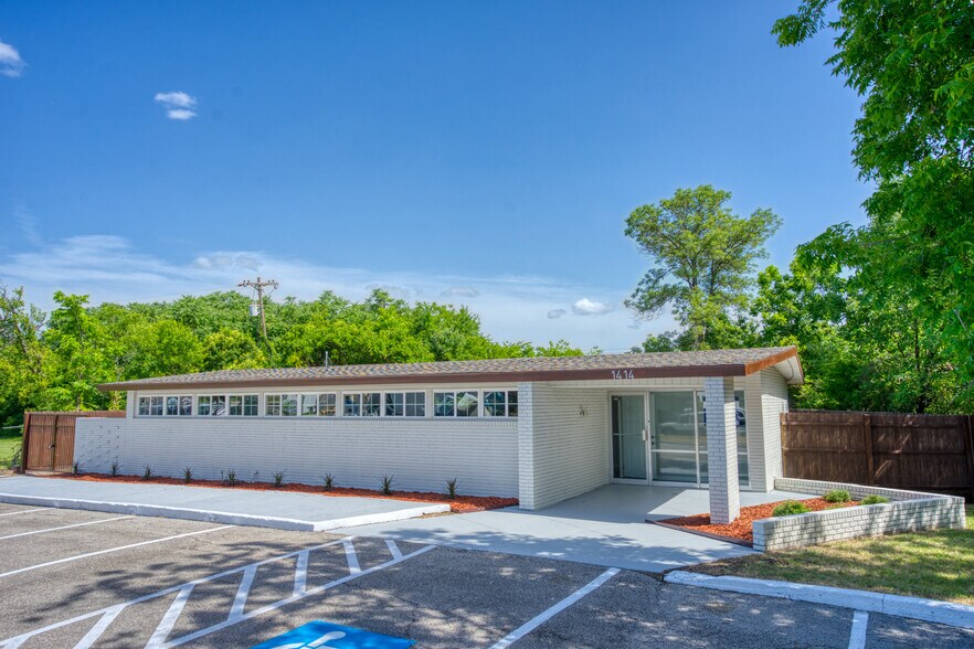 More Photos Of 1414 Forest Ln, Garland Office For Lease