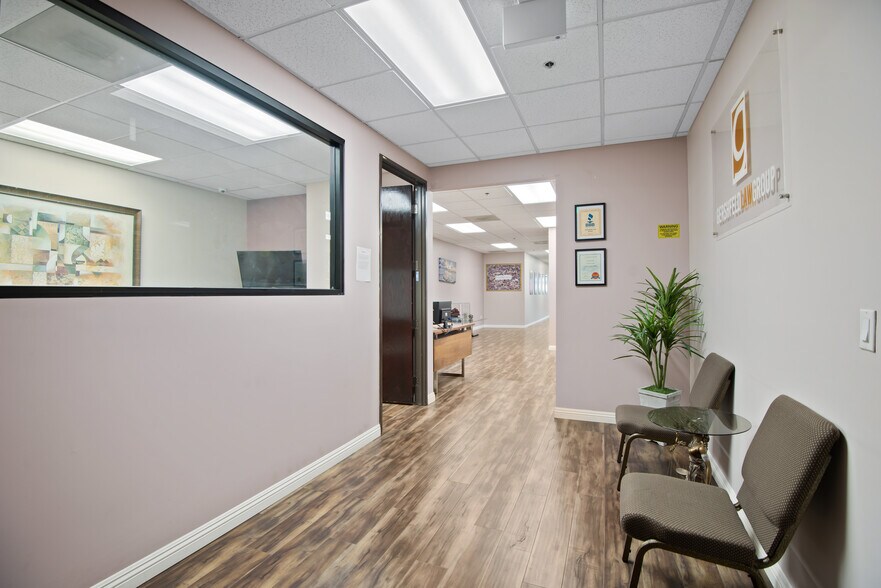 More Photos Of 20700 Ventura Blvd, Woodland Hills Loft Creative Space For Lease