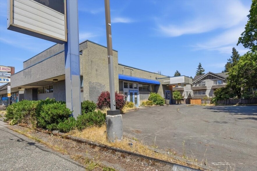 More Photos Of 10310 Aurora Ave N, Seattle Warehouse For Sale