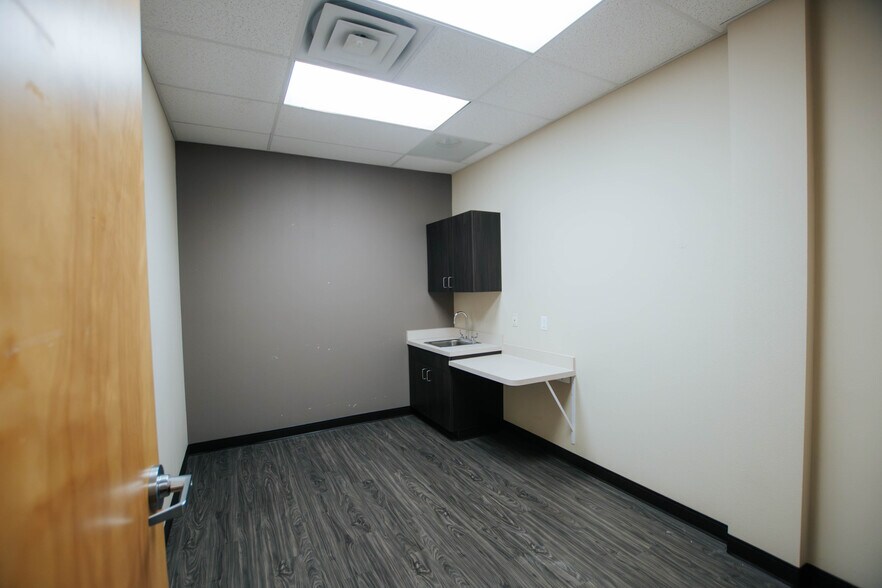 More Photos Of 9870 N Gateway Blvd, El Paso Office For Lease