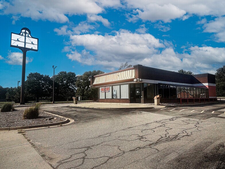 More Photos Of 812 E D St, Hillsboro Freestanding For Sale