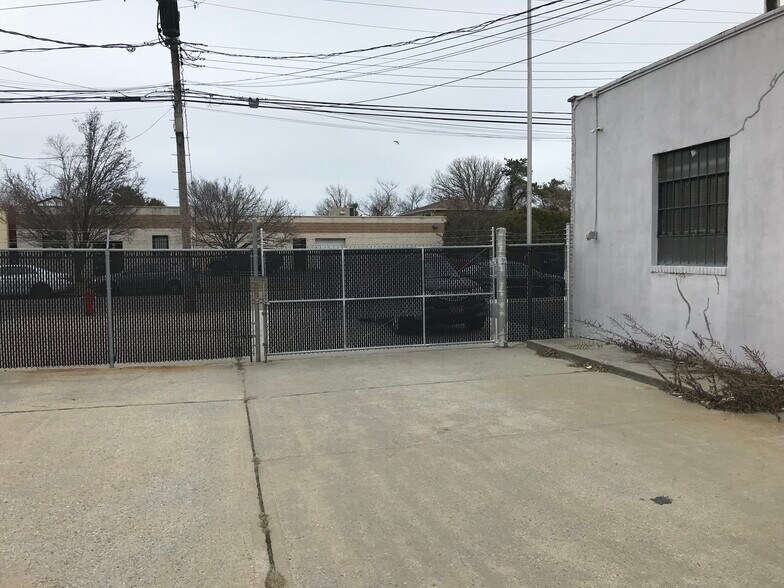 More Photos Of 84 Toledo St, Farmingdale Warehouse For Lease