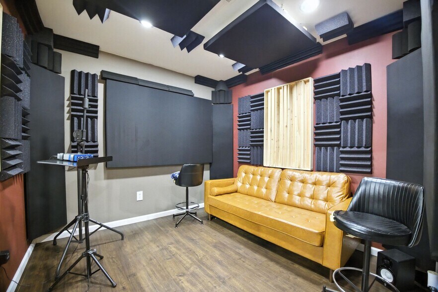 More Photos Of 83 Limekiln Pike, Glenside Storefront Retail Residential For Sale