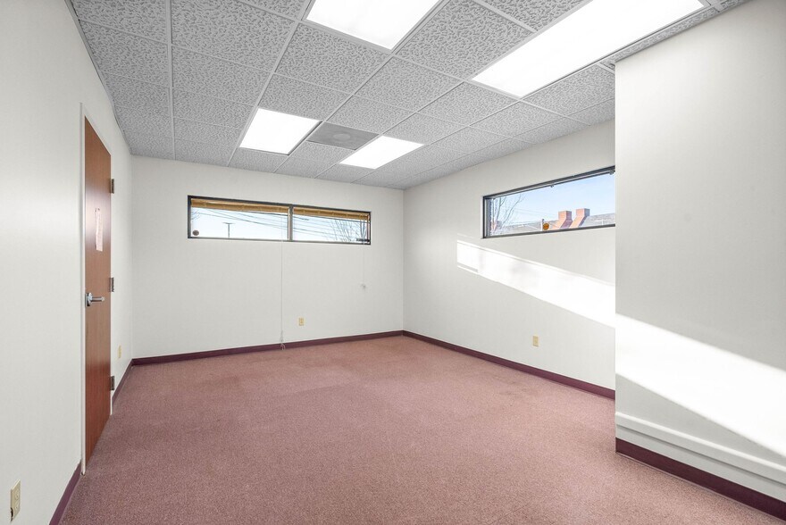 More Photos Of 215 8th St, Clarksville Medical For Lease