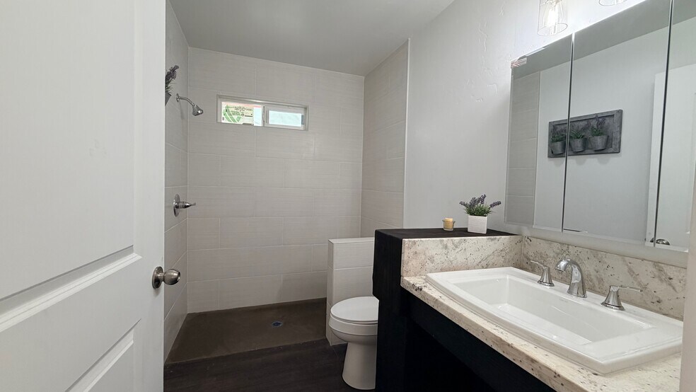 More Photos Of 1012 E Mineral King Ave, Visalia Flex For Sale