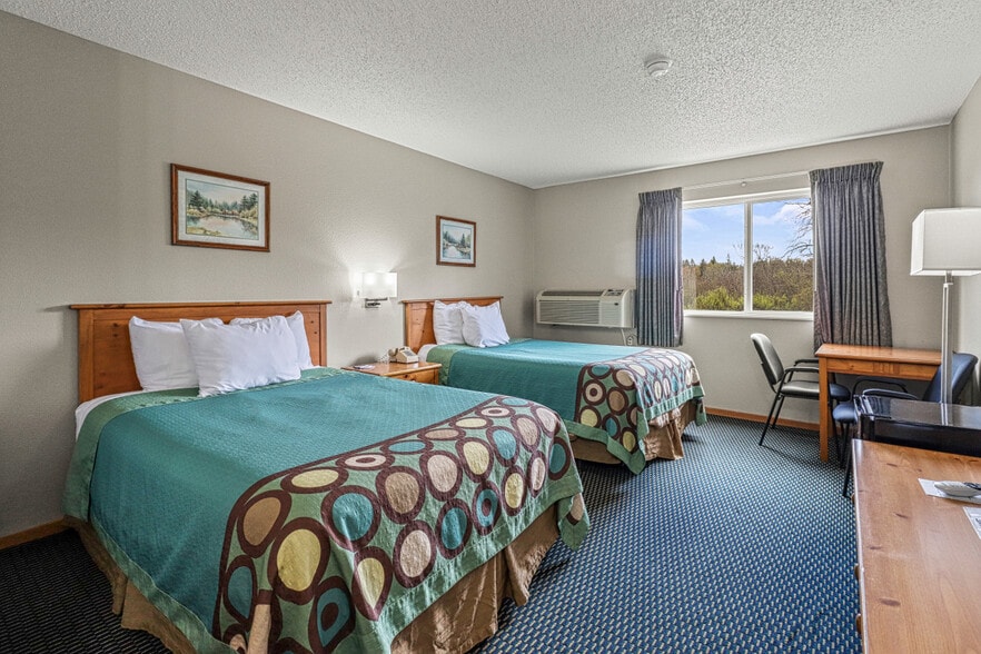 More Photos Of 726 S Lake Ave, Phillips Hotel For Sale