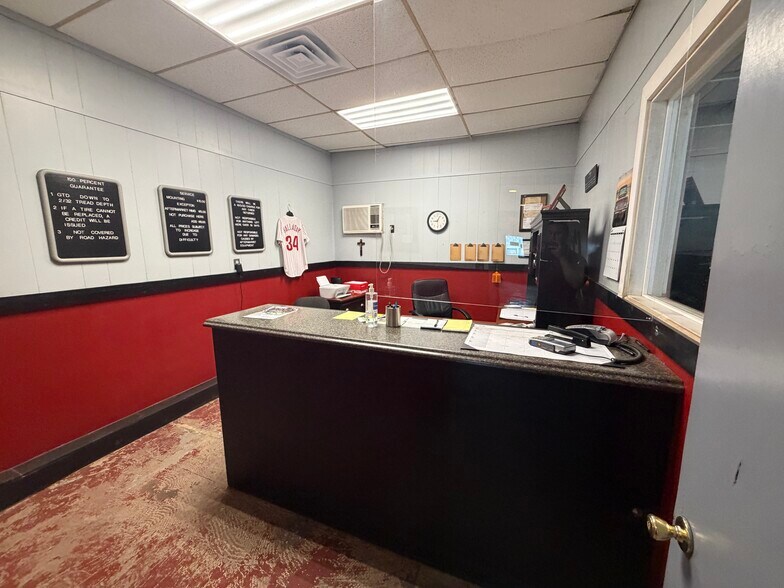 More Photos Of 217 S Main St, Manheim Light Distribution For Sale