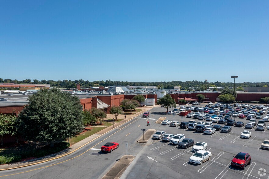More Photos Of 1701 McFarland Blvd E, Tuscaloosa Storefront For Lease
