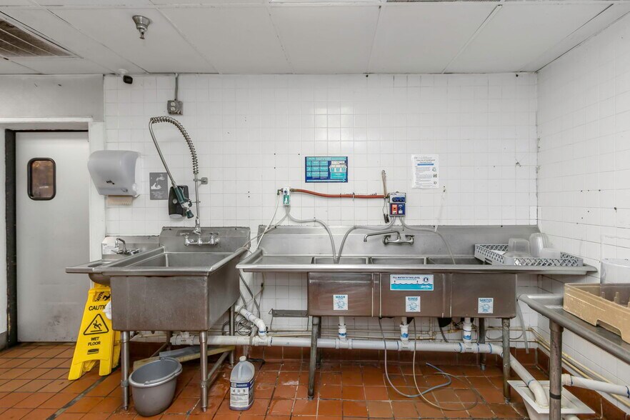 More Photos Of 2901 Tyrone Blvd, Saint Petersburg Restaurant For Sale