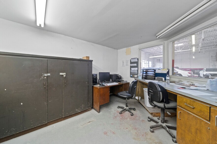 More Photos Of 2007-2015 E 11th St, Tulsa Auto Dealership For Sale