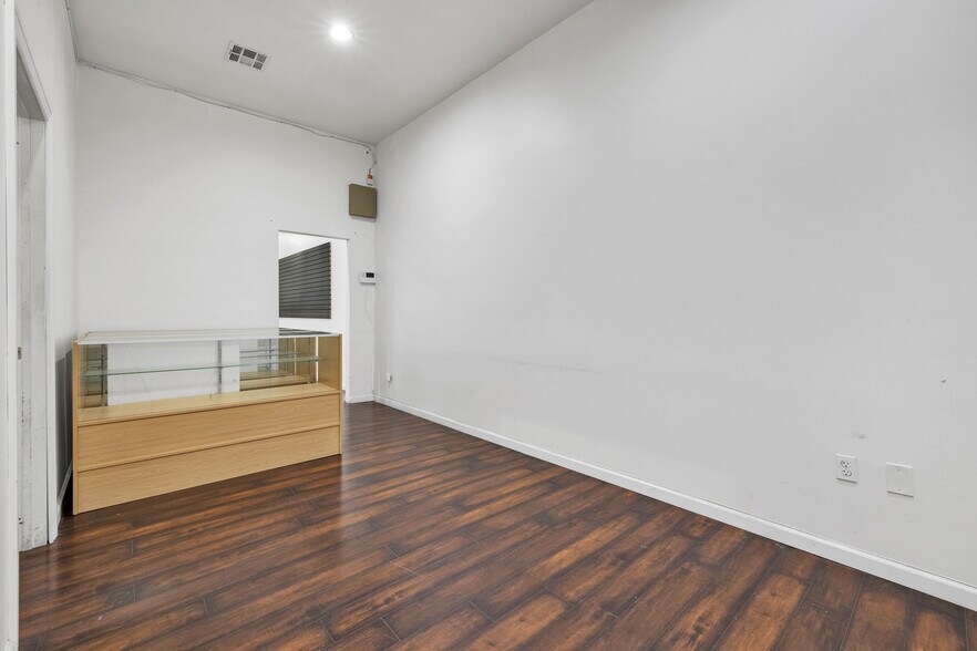 More Photos Of 11119-11123 Burbank Blvd, North Hollywood Storefront Retail Office For Lease