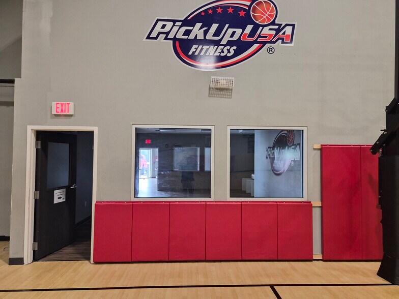More Photos Of 8200 Cypress Plaza Dr, Jacksonville Health Club For Lease