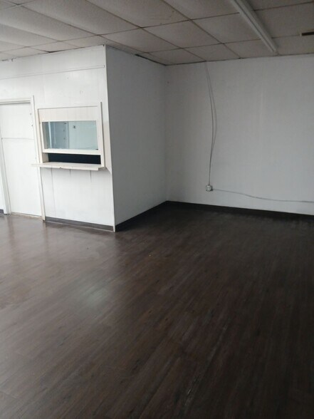 More Photos Of 6111 SRL Thornton Freeway, Dallas General Retail For Lease