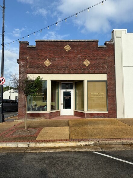 Primary Photo Of 114 S Broadway St, Tupelo Office For Lease