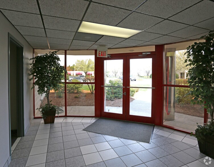 More Photos Of 1540 Westbrook Plaza Dr, Winston-Salem Unknown For Lease