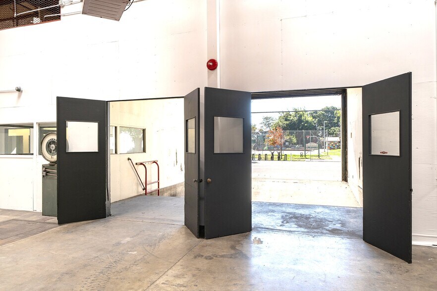 More Photos Of 1680 14th St, Oakland Warehouse For Lease
