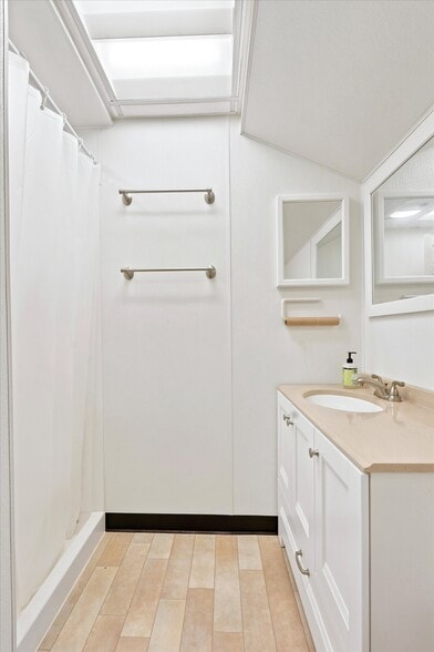 More Photos Of 806 Beaver St, Bristol Office For Sale