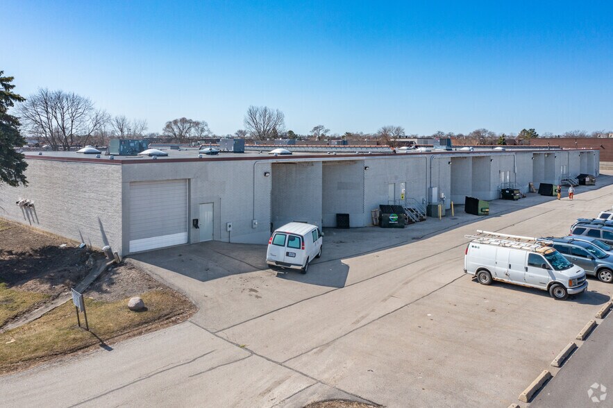 More Photos Of 3000-3014 Commercial Ave, Northbrook Warehouse For Lease