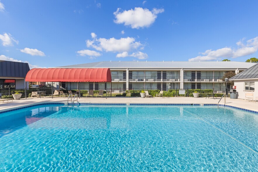 More Photos Of 1400 W Tunnel Blvd, Houma Hotel For Lease