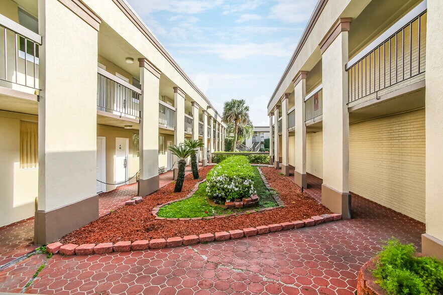 More Photos Of 2200 Westbank Expy, Harvey Hotel For Sale