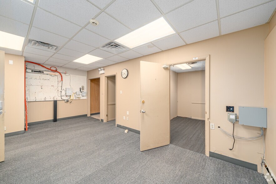 More Photos Of 118 Cass St, Woodstock Storefront For Sale