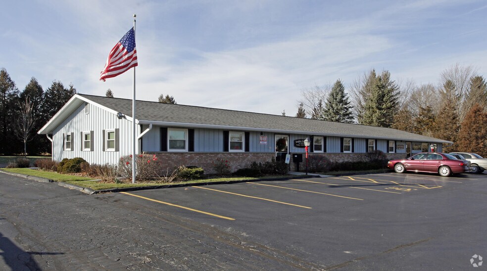 More Photos Of 1051-1057 Fond Du Lac Rd, Kewaskum Loft Creative Space For Lease