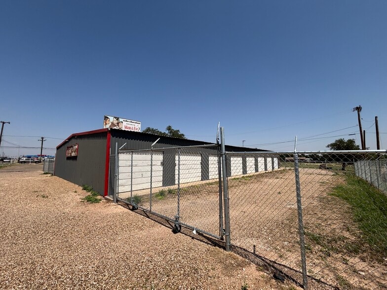 More Photos Of 402 50th St, Lubbock Self Storage For Sale