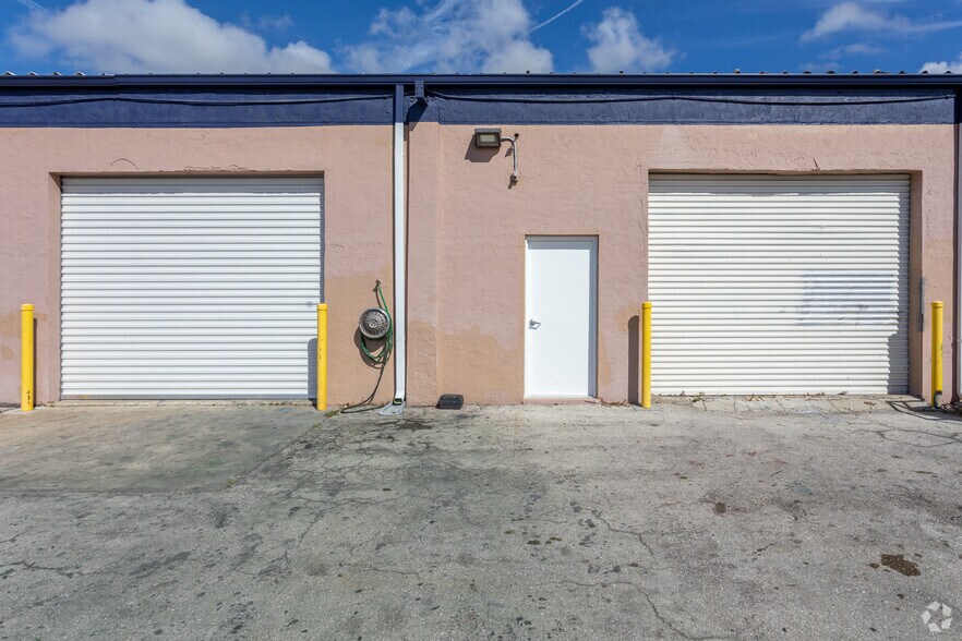 More Photos Of 3350 Hanson St, Fort Myers Warehouse For Lease