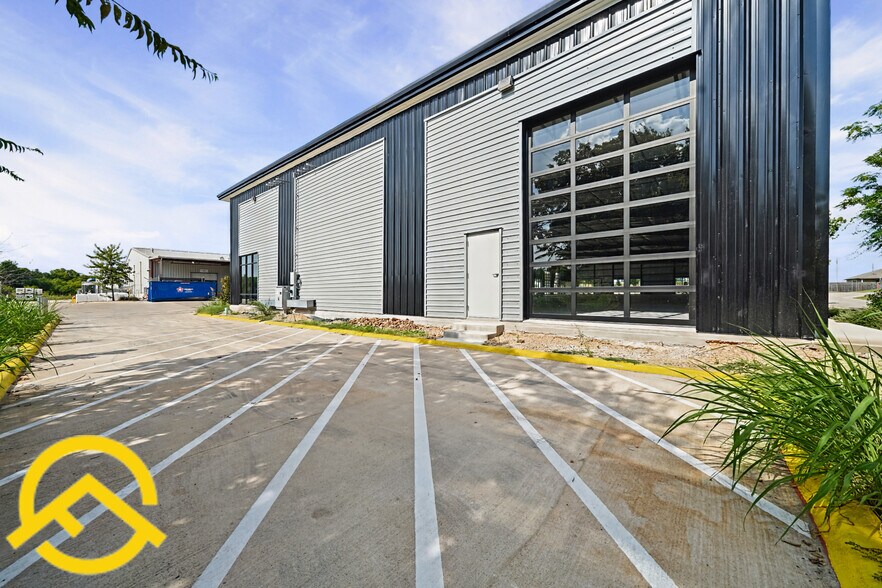 More Photos Of 300 Co Rd 199, Hutto Flex For Lease