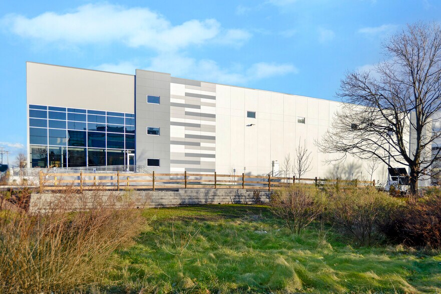 More Photos Of 1290 Wall St W, Lyndhurst Distribution For Lease