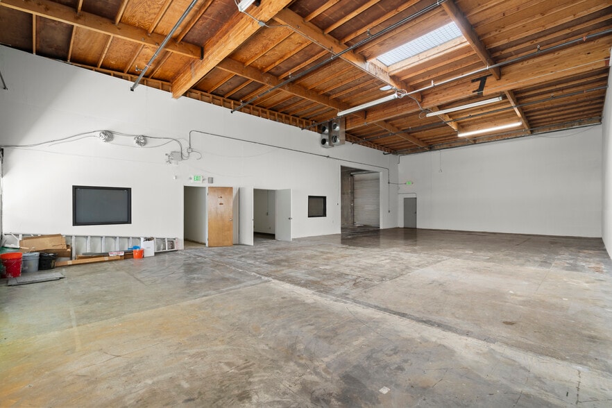 More Photos Of 33401-33433 Western Ave, Union City Warehouse For Lease