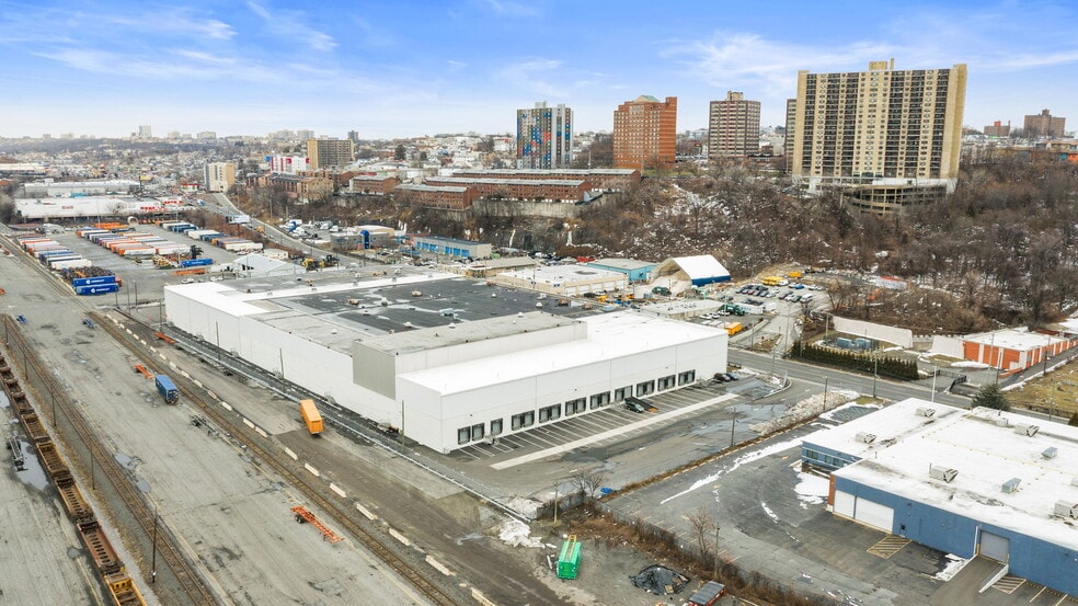 More Photos Of 6001 Tonnelle Ave, North Bergen Warehouse For Lease