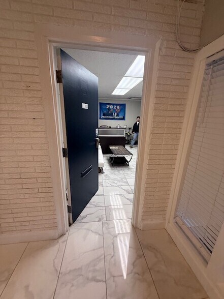 More Photos Of 5553-5555 S Peoria Ave, Tulsa Office For Sale