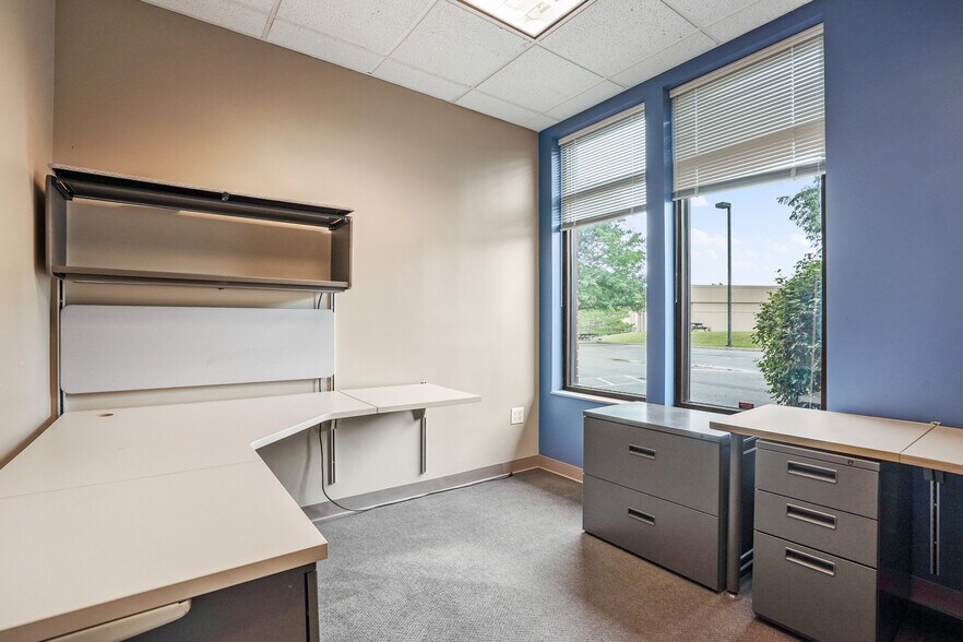 More Photos Of 10567 Sawmill Pky, Powell Office For Lease