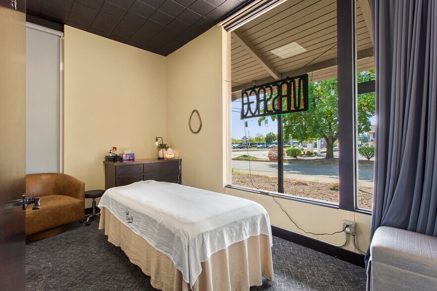 More Photos Of 15390 SW 116th Ave, Portland Medical For Sale