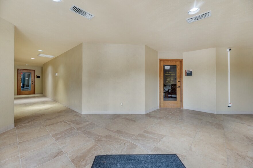 More Photos Of 726 Dalworth St, Grand Prairie Office For Sale