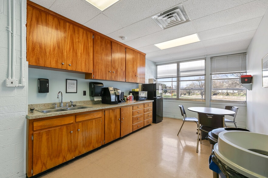 More Photos Of 1901 Westwood Ave, Richmond Warehouse For Sale