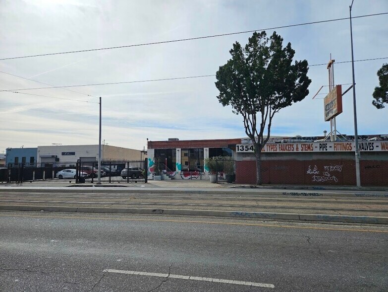 More Photos Of 1354 E Washington Blvd, Los Angeles Warehouse For Sale