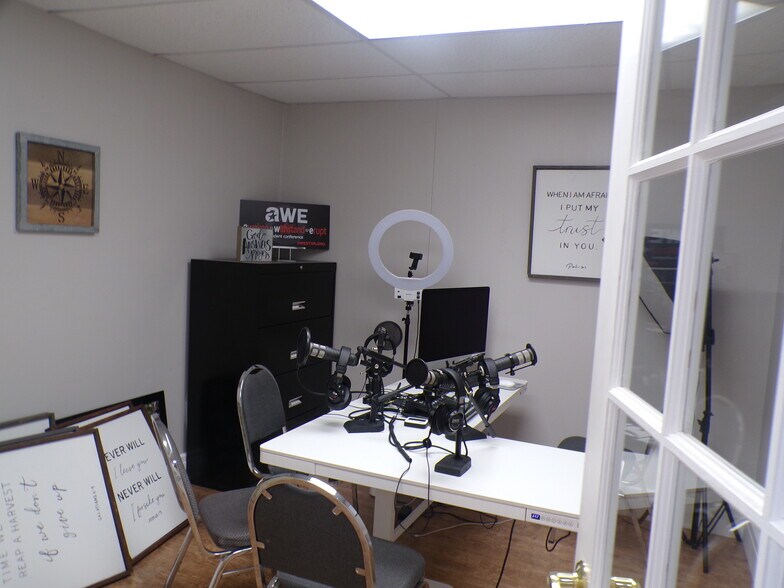 More Photos Of 7619-7621 E 46th Pl, Tulsa Showroom For Sale