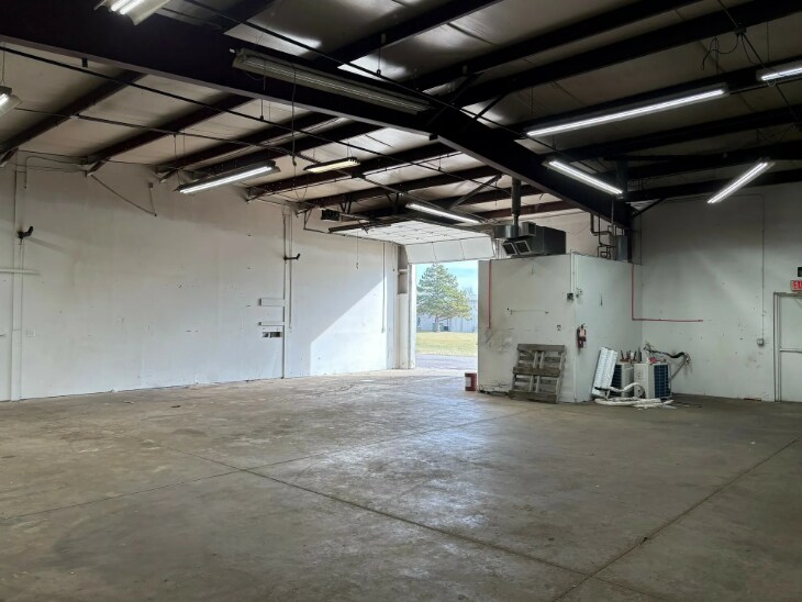 More Photos Of 21495 Russell St, Rockwood Light Distribution For Lease