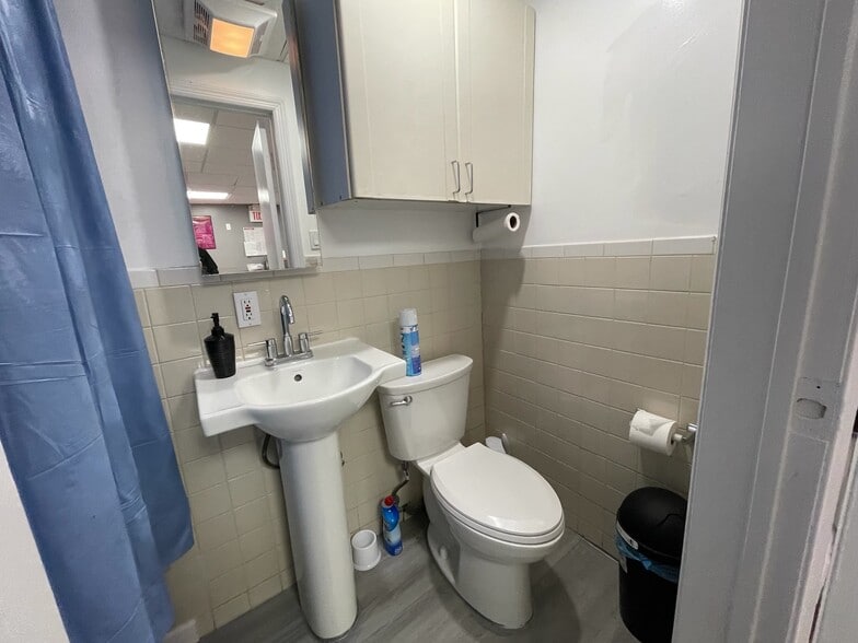 More Photos Of 90 Main St, Mineola Storefront Retail Residential For Lease