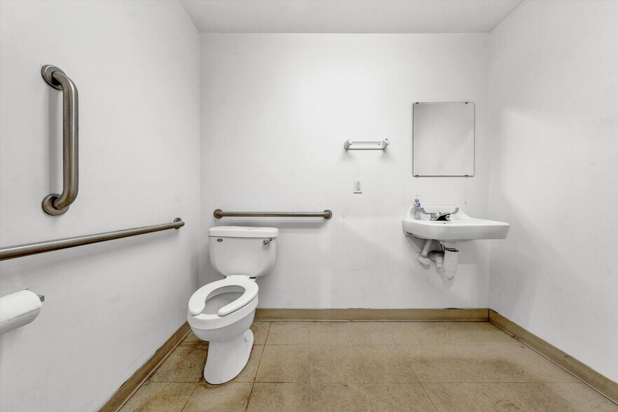 More Photos Of 6530-6536 Commonwealth Dr, Roanoke Research And Development For Lease