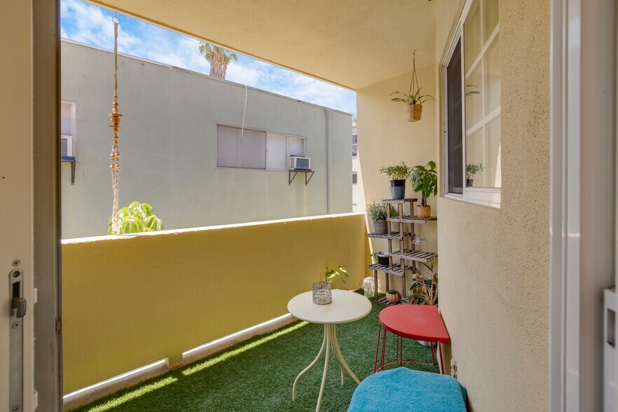 More Photos Of 939 Larrabee St, West Hollywood Apartments For Sale