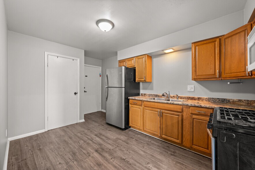 More Photos Of 304 Hankes Ave, Aurora Apartments For Sale