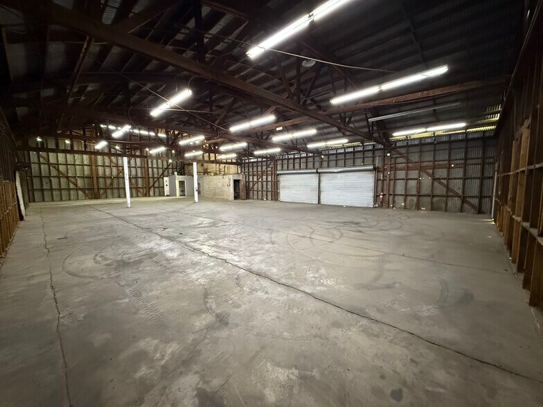 More Photos Of 7435 Deering Ave, Canoga Park Warehouse For Lease