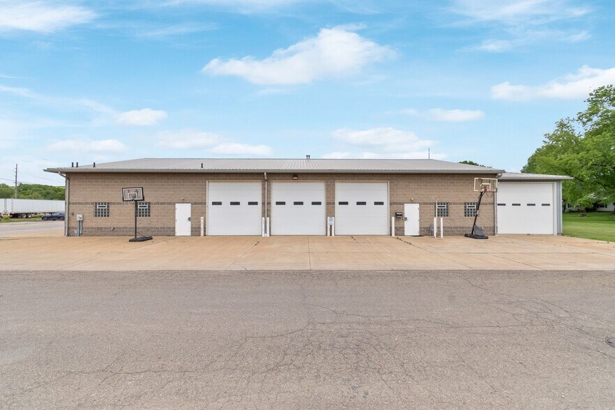 More Photos Of 200 Roosevelt St, Minerva Warehouse For Lease